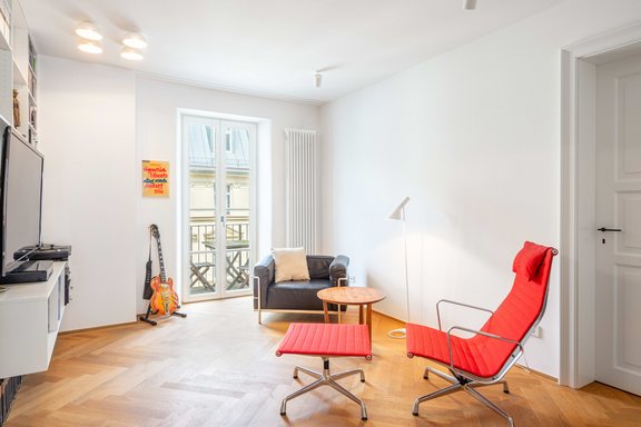 Wohnzimmer mit Westbalkon