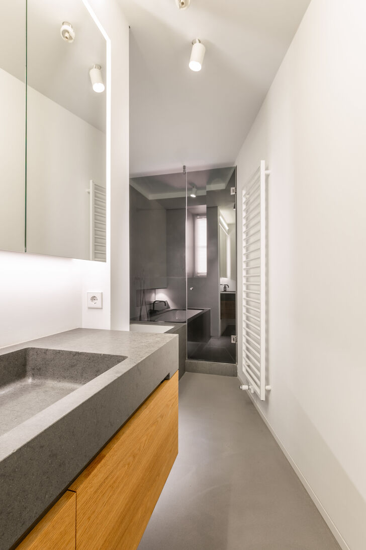 Badezimmer mit Dusche und Wanne