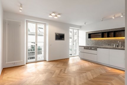 Einbauküche mit Natursteinarbeitsplatte und Markengeräten