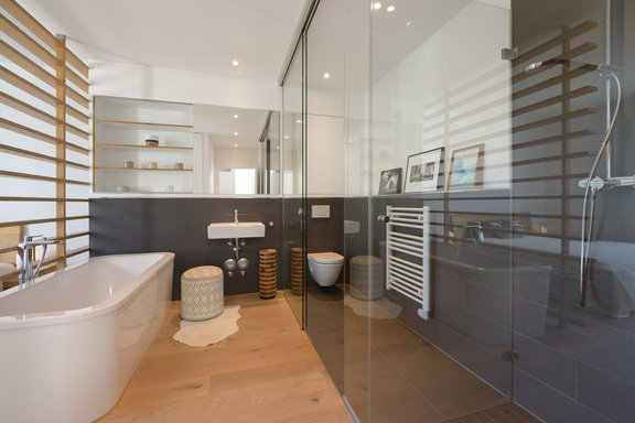 Nach einem langen Tag lädt das Masterbad zum Entspannen ein