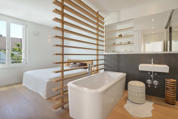 Der Masterbereich zeigt sich im Stil eines privaten Spas