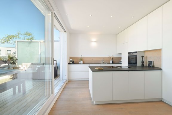 Die hochwertige Einbauküche unterstreicht den Anspruch dieser Wohnung