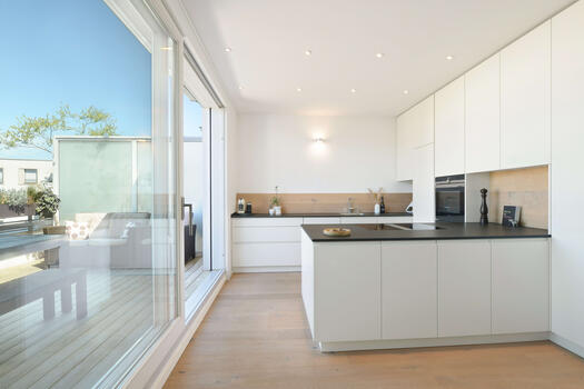 The high quality fitted kitchen underlines the claim of this apartment