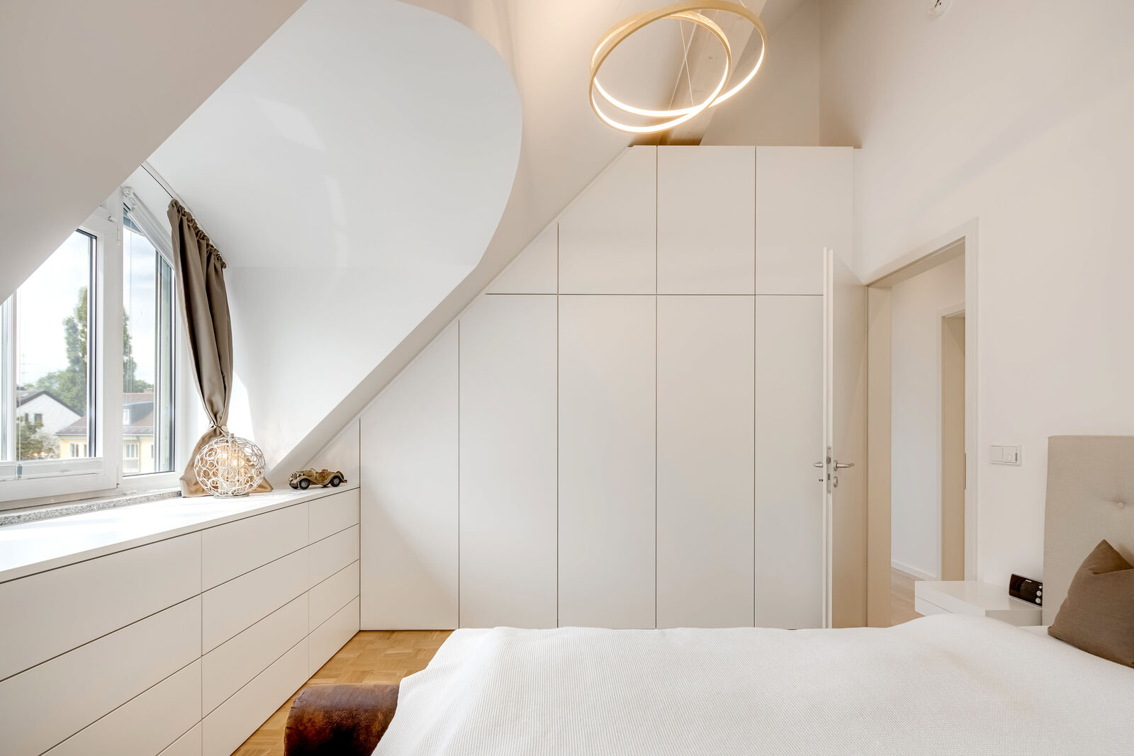 Schlafzimmer mit maßgefertigte Einbauten