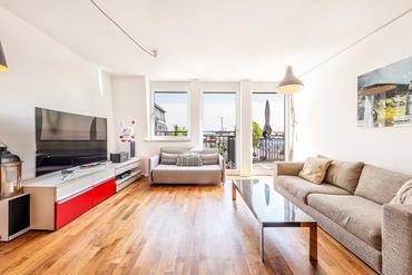 High-quality, sunny 3-room apartment with terrace, alpine view and concierge in city palace