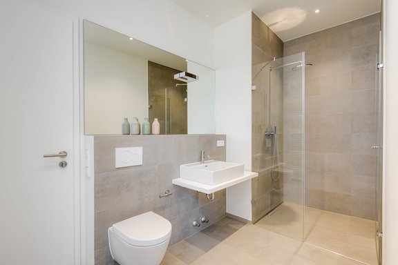 Modernes Tageslicht-Bad