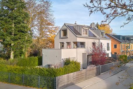 High-quality designer home with luxurious furnishings, heat pump and PV from 2021