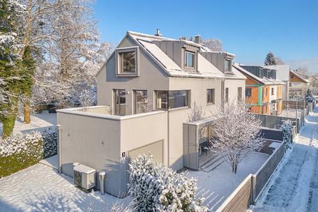 High-quality designer home with luxurious furnishings, heat pump and PV from 2021