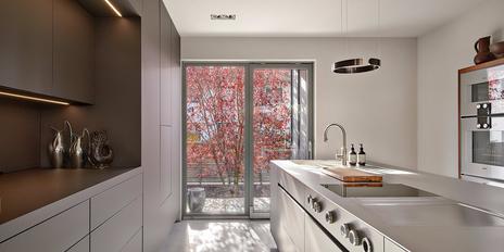 High-quality designer home with luxurious furnishings, heat pump and PV from 2021