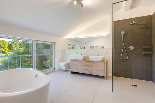 Spacious main bathroom