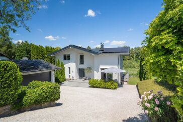 Watch video: Upscale family home in a privileged location between nature and the lake