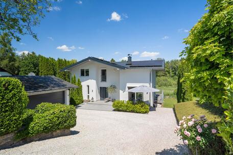 Gehobenes Familiendomizil in privilegierter Lage zwischen Natur und See