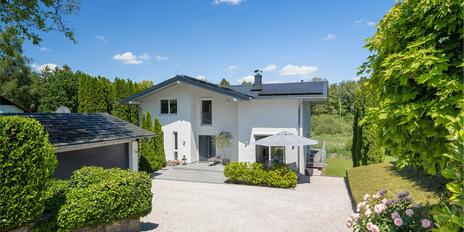 Upscale family home in a privileged location between nature and the lake