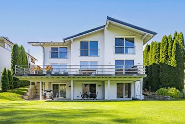 Watch video: Upscale family home in a privileged location between nature and the lake