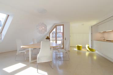 High quality furnished 3-room apartment with two small terraces in the middle of the city center