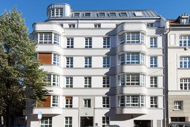 High-quality equipped 5-room apartment with loggia in quiet prime location for first time occupancy