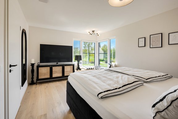 Master suite with en suite bathroom