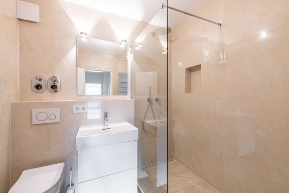 Badezimmer mit hellem Versace-Feinstein