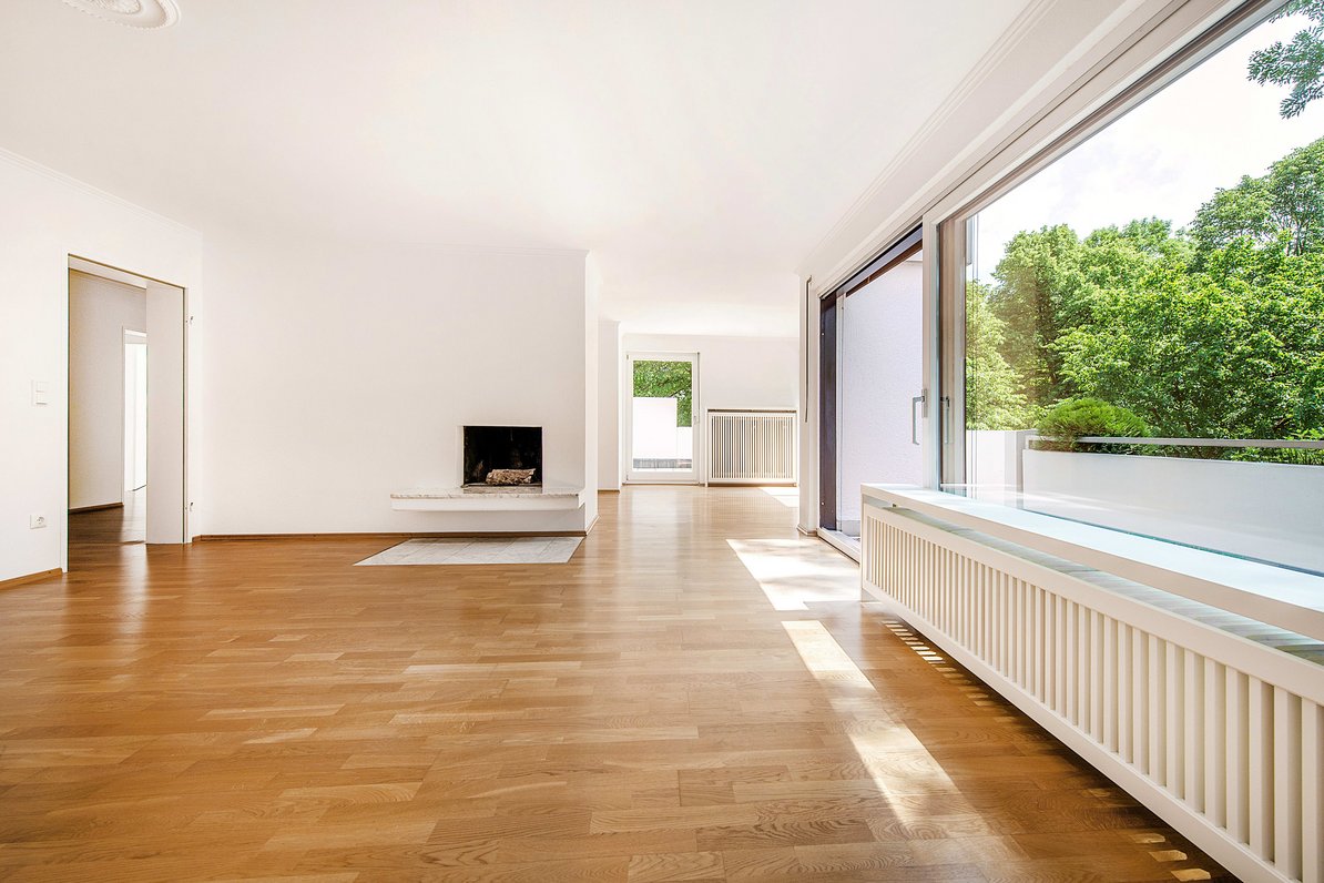Spacious living / dining area with open fireplace