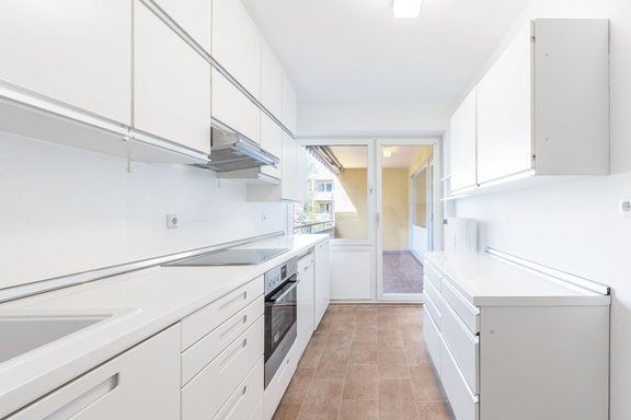 Zeitlose weiße Einbauküche