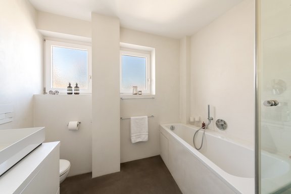 Modernes Bad mit Wanne