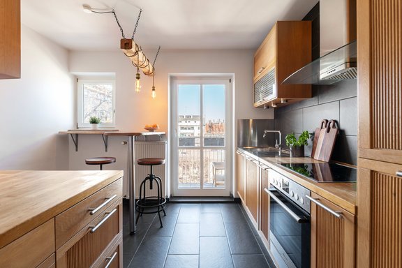 Ausgestattete Küche mit Balkon