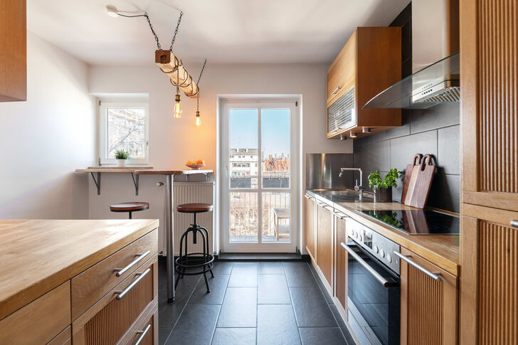 Ausgestattete Küche mit Balkon