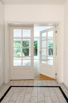French door to the living/dining area