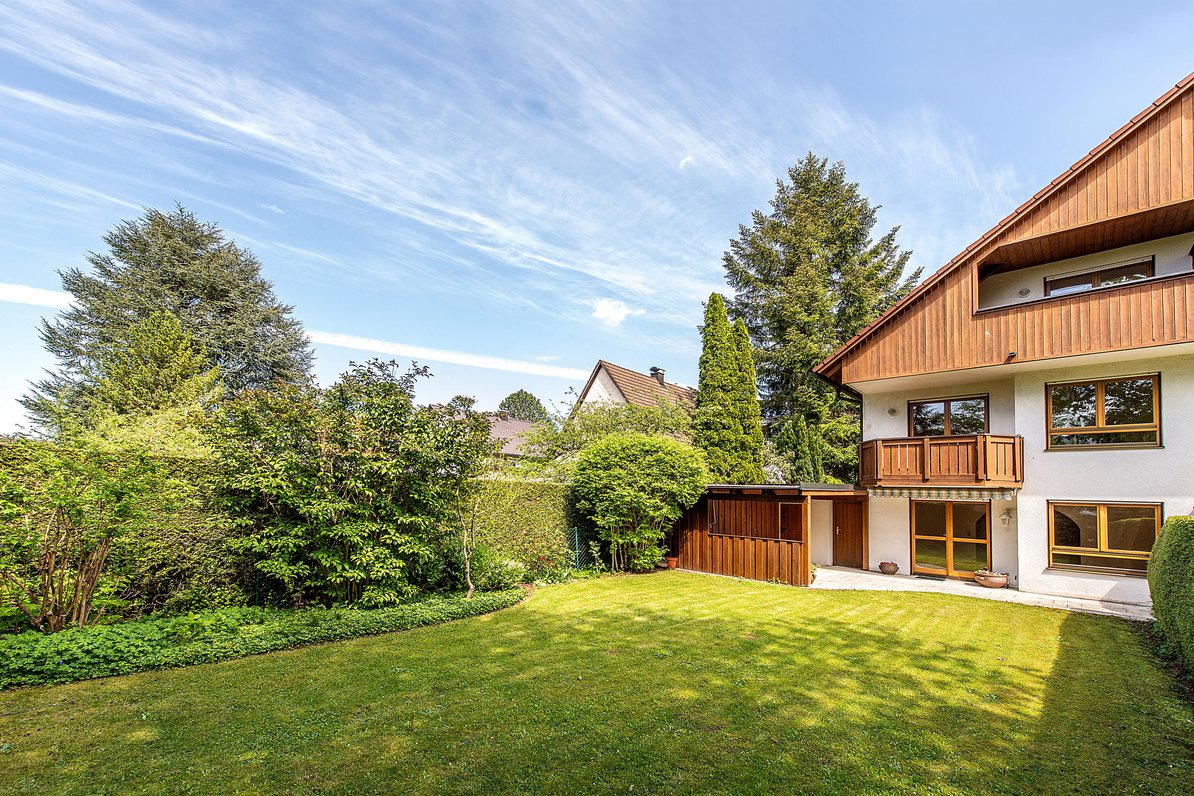 Hausansicht mit Garten