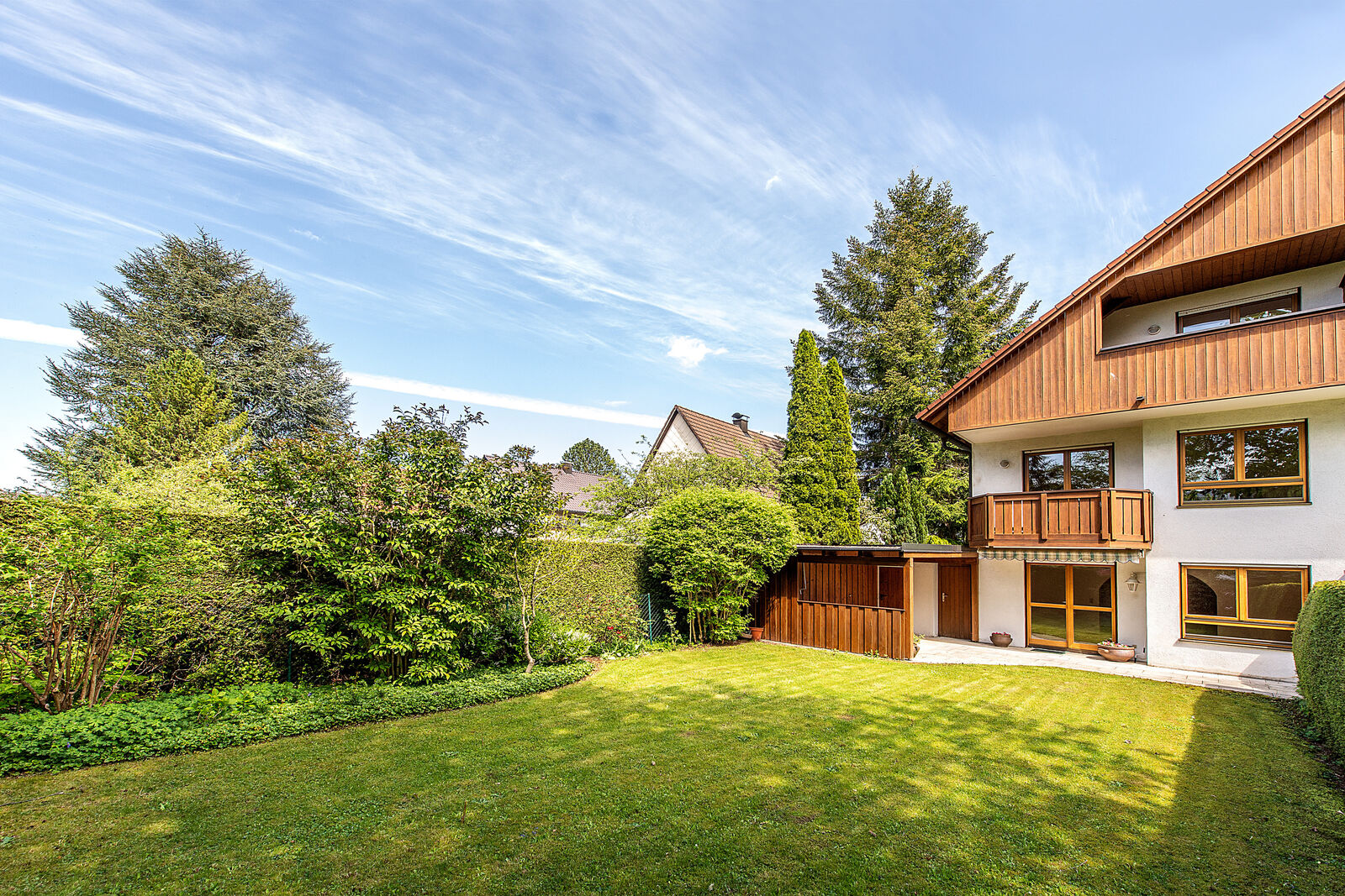 Hausansicht mit Garten