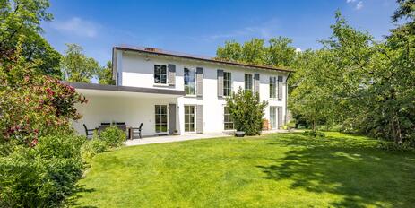 Ideal geschnittenes, lichterfülltes Familiendomizil mit Charme und Traumgarten in Schlossnähe
