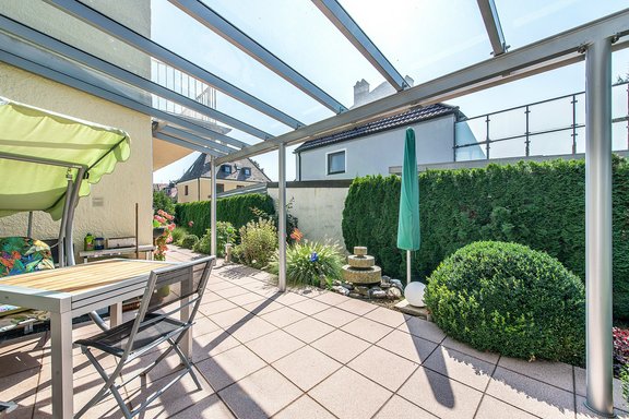Terrasse mit Glasübderachung