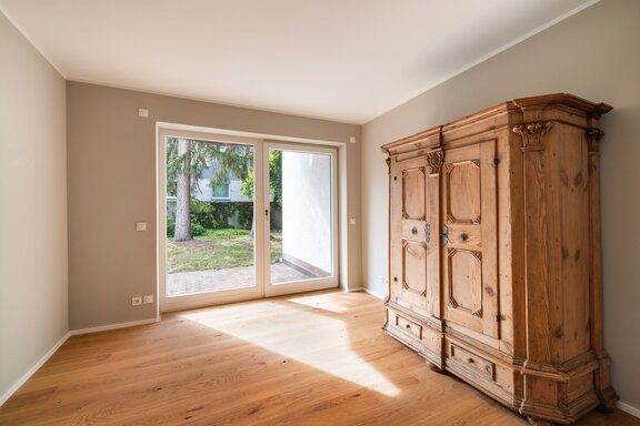 Schlafzimmer mit Gartenzugang