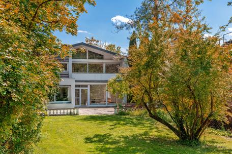 Idyll mit Zugang zur Amper: Einfamilienhaus mit weiterem Baurecht auf dem Grundstück