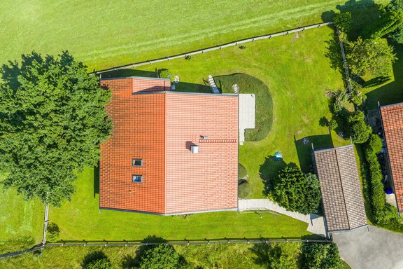 Großzügiges Grundstück mit gepflegtem Garten und freistehender Garage