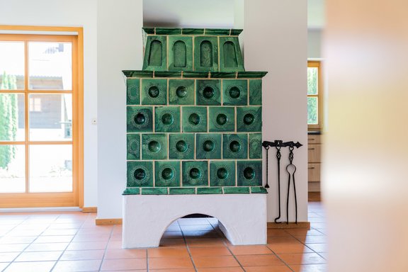 Traditioneller Kachelofen als stilvolles Herzstück für behagliche Wohnatmosphäre