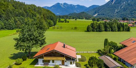 Idylle und Alpenblick: Bezauberndes Einfamilienhaus mit Traumgrundstück im Chiemgau