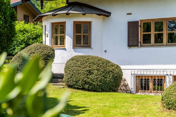 Charmante Gartenanlage mit gepflegten Sträuchern und liebevoll gestalteten Außenbereichen