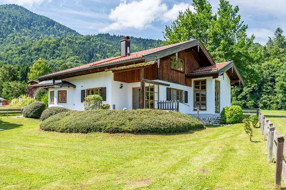 Architektur im klassischen Landhausstil – sonnige Terrasse und viel Platz im Grünen