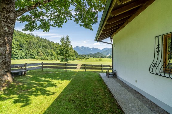 Eingebettet in Wiesen und Wäldern