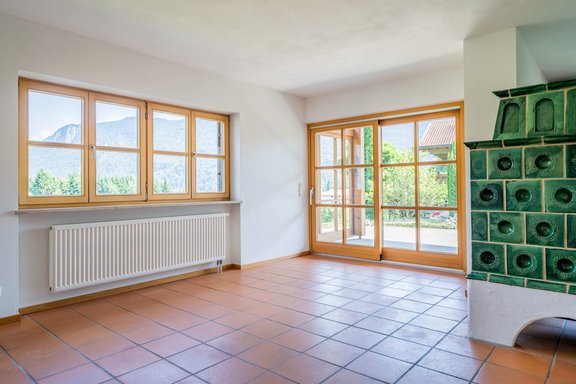 Große Fensterflächen eröffnen lichtdurchflutete Räume und einen einzigartigen Ausblick