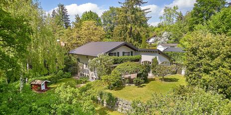 An idyllic retreat nestled between nature and the lake: a family-friendly, stylish country home with a beautiful garden