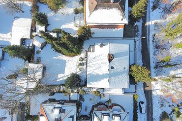 Idyllisch eingewachsenes Süd-Grundstück mit Zweifamilienhaus in ruhiger, herrlich grüner Lage