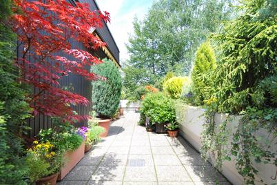 Idyllisch gelegene Dachterrassen-Wohnung mit Wintergarten und großer Terrasse