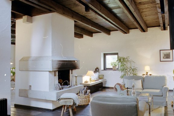 Wohnzimmer mit Kamin
