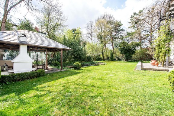 Idyllic Outdoor Oasis