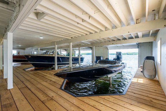 Bootshaus mit Slipanlagen