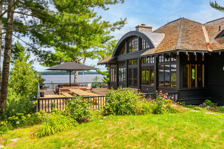 Terrasse zum See am Wohnhaus