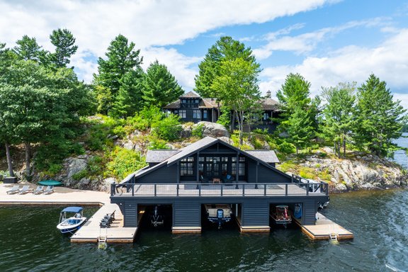 Bootshaus mit Gästebereichen