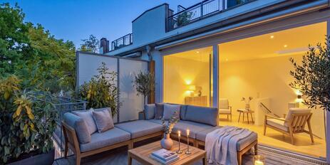 An idyllic oasis of tranquility in a prime downtown location: A stylish townhouse with a rooftop terrace